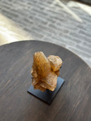 Amberkleurige Unica steen op zwart statief - 10x18x22 cm