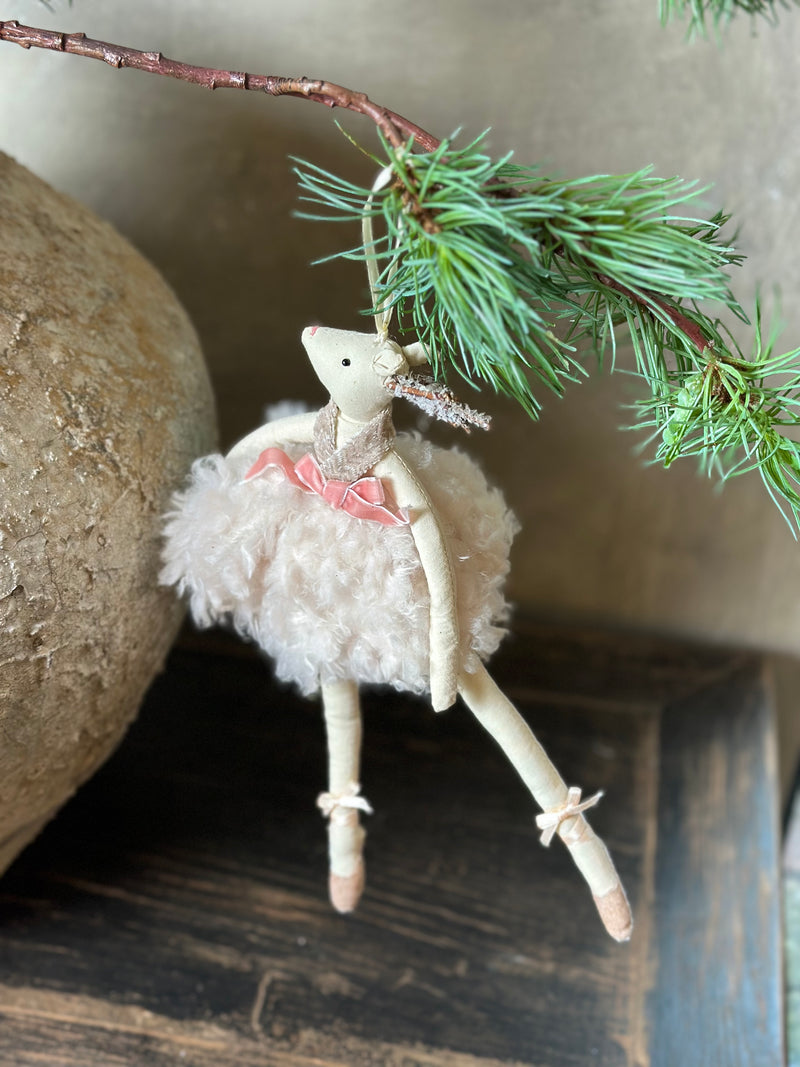 Stoffen ballerina kersthanger hertje met roze jurk