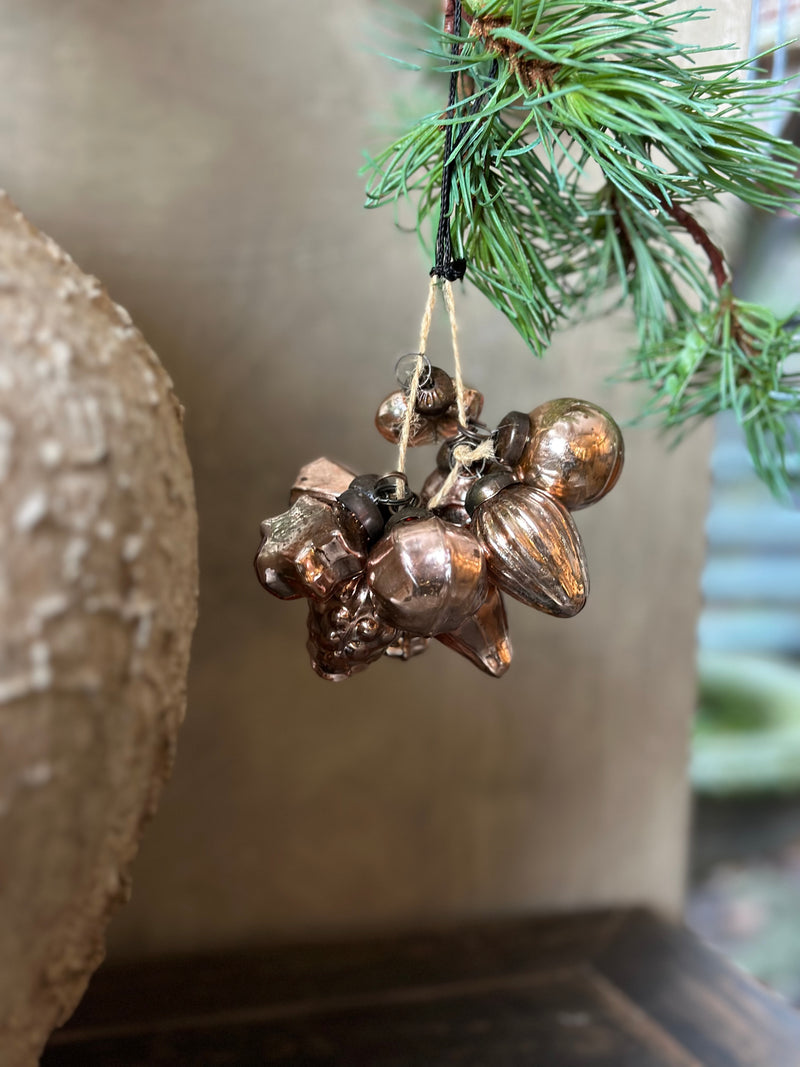 Kersthanger-trosje met kleine rosé gouden kerstballetjes