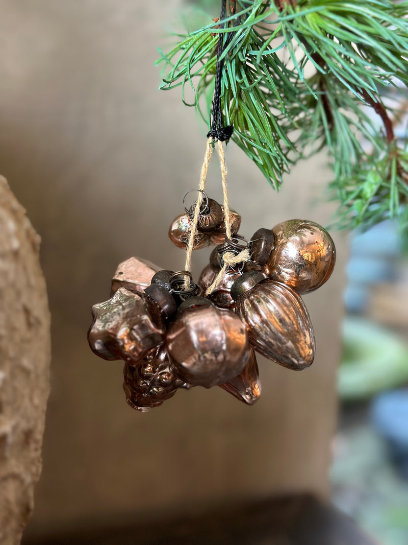 Kersthanger-trosje met kleine rosé gouden kerstballetjes