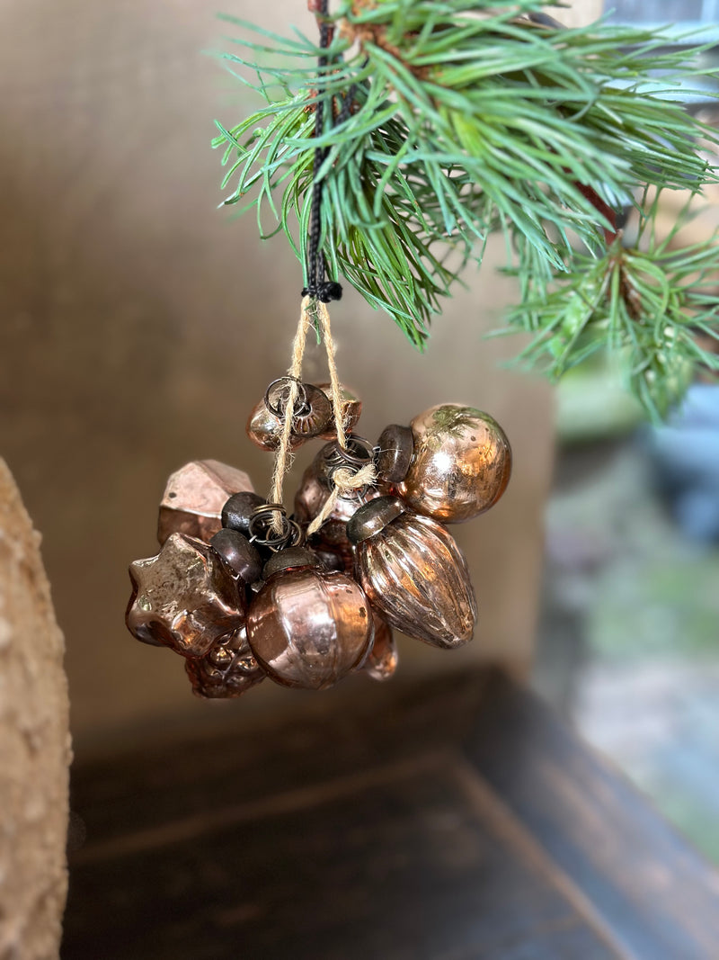 Kersthanger-trosje met kleine rosé gouden kerstballetjes