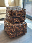 Donkerbruine offermand met houten kraaltjes – 24x24x17 cm