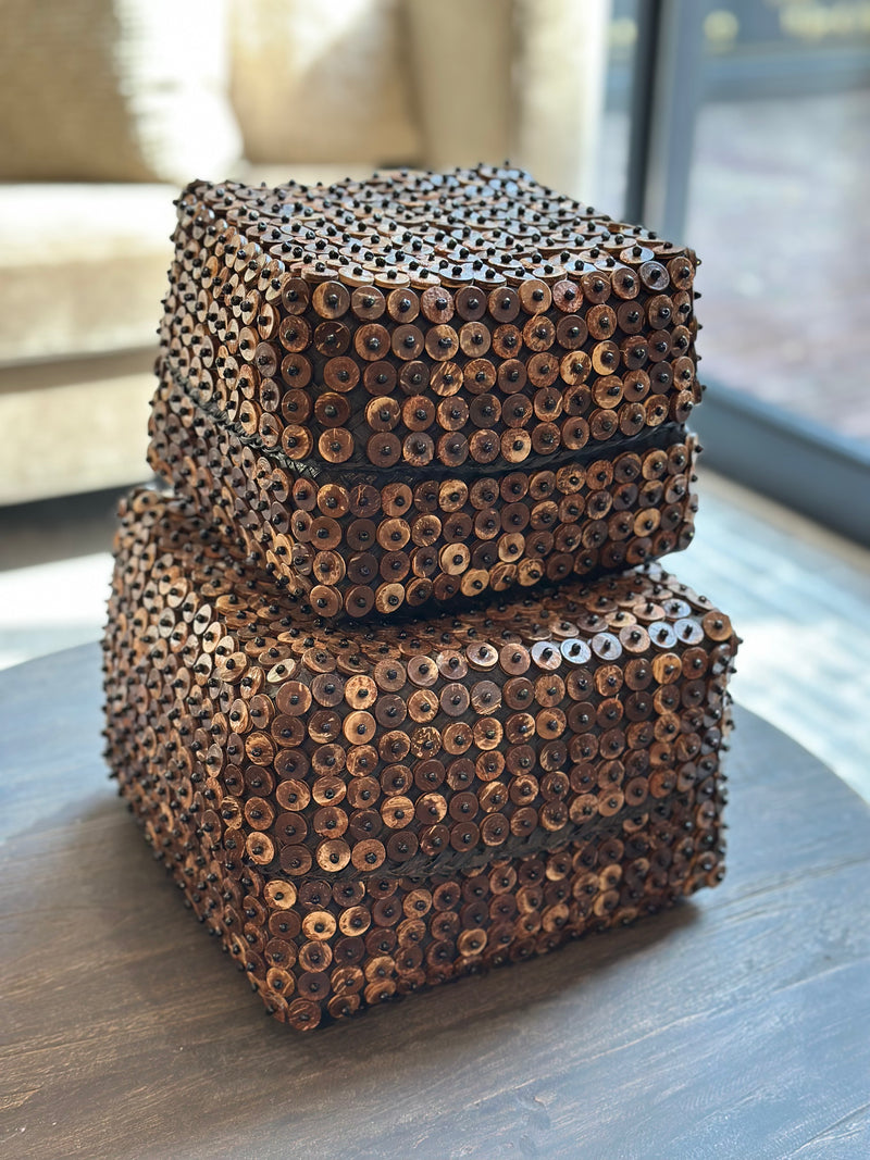 Donkerbruine offermand met houten kraaltjes – 24x24x17 cm