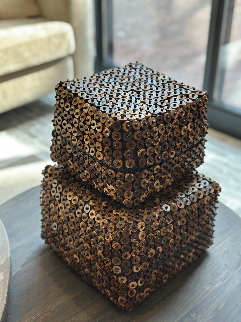 Donkerbruine offermand met houten kraaltjes – 24x24x17 cm