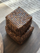 Donkerbruine offermand met houten kraaltjes – 19x19x16 cm