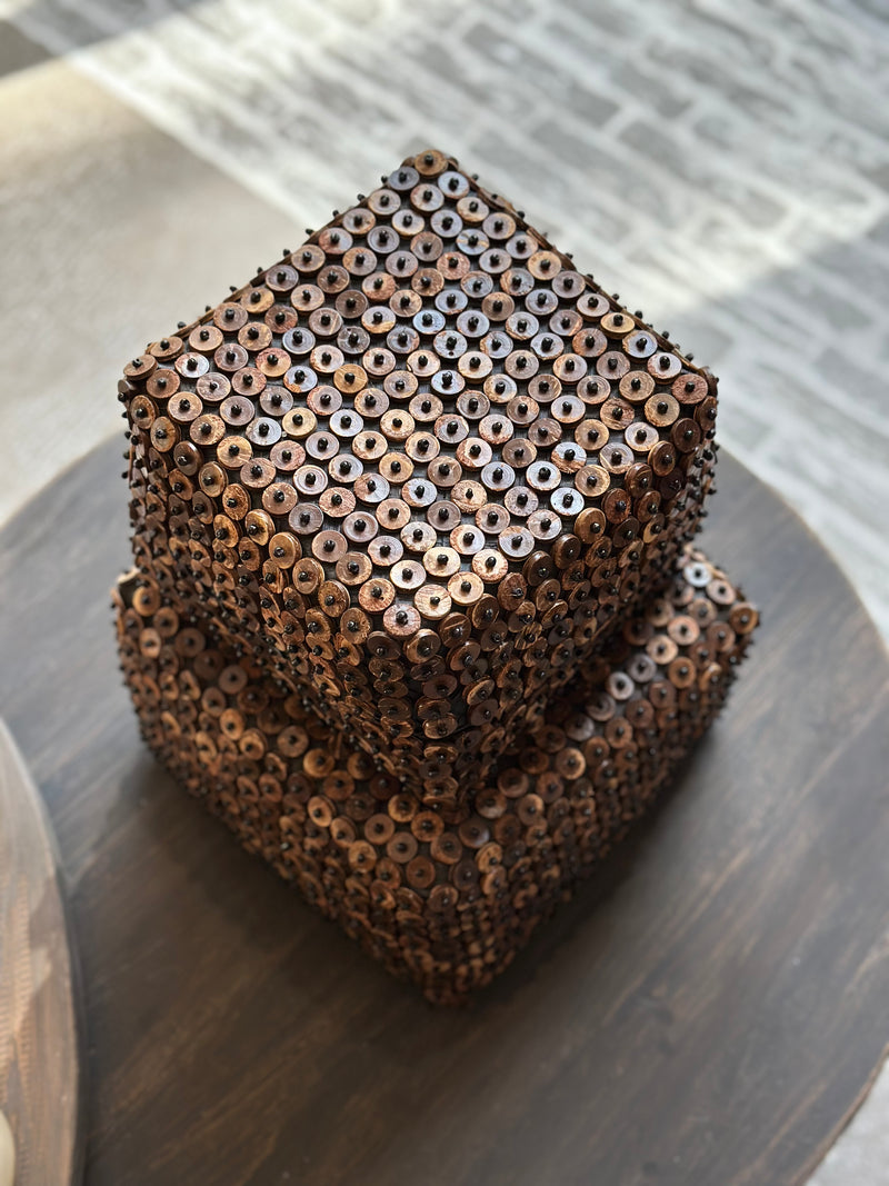Donkerbruine offermand met houten kraaltjes – 19x19x16 cm