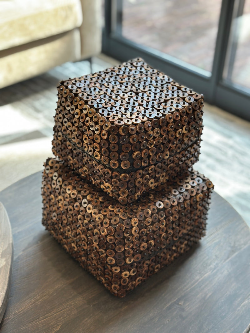 Donkerbruine offermand met houten kraaltjes – 24x24x17 cm