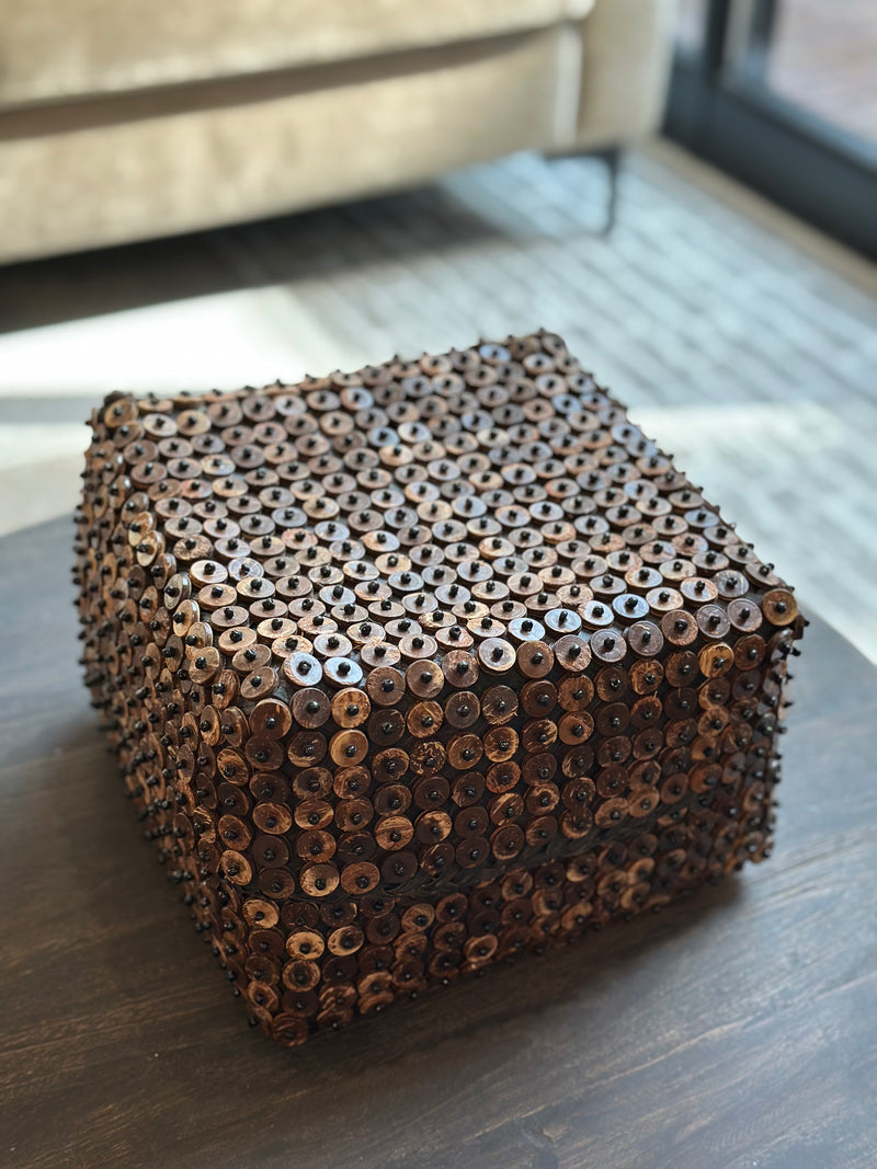 Donkerbruine offermand met houten kraaltjes – 24x24x17 cm