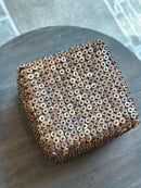 Donkerbruine offermand met houten kraaltjes – 24x24x17 cm