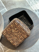 Donkerbruine offermand met houten kraaltjes – 24x24x17 cm
