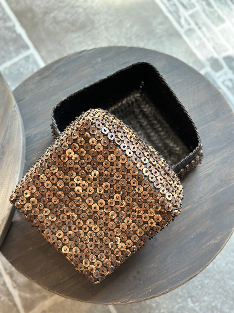 Donkerbruine offermand met houten kraaltjes – 24x24x17 cm