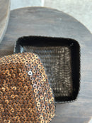 Donkerbruine offermand met houten kraaltjes – 24x24x17 cm