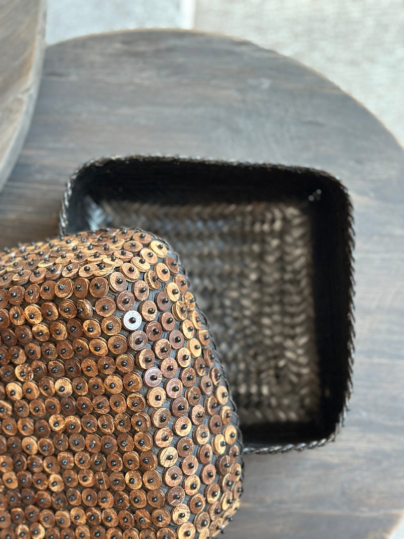 Donkerbruine offermand met houten kraaltjes – 24x24x17 cm