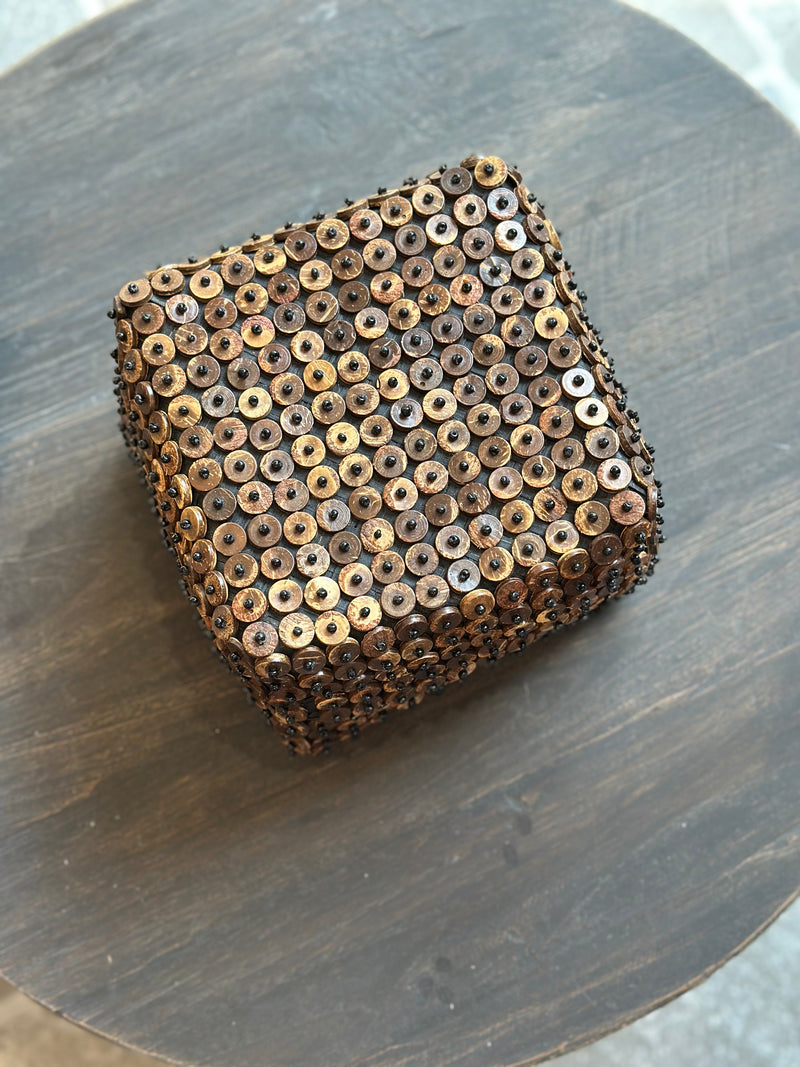 Donkerbruine offermand met houten kraaltjes – 19x19x16 cm