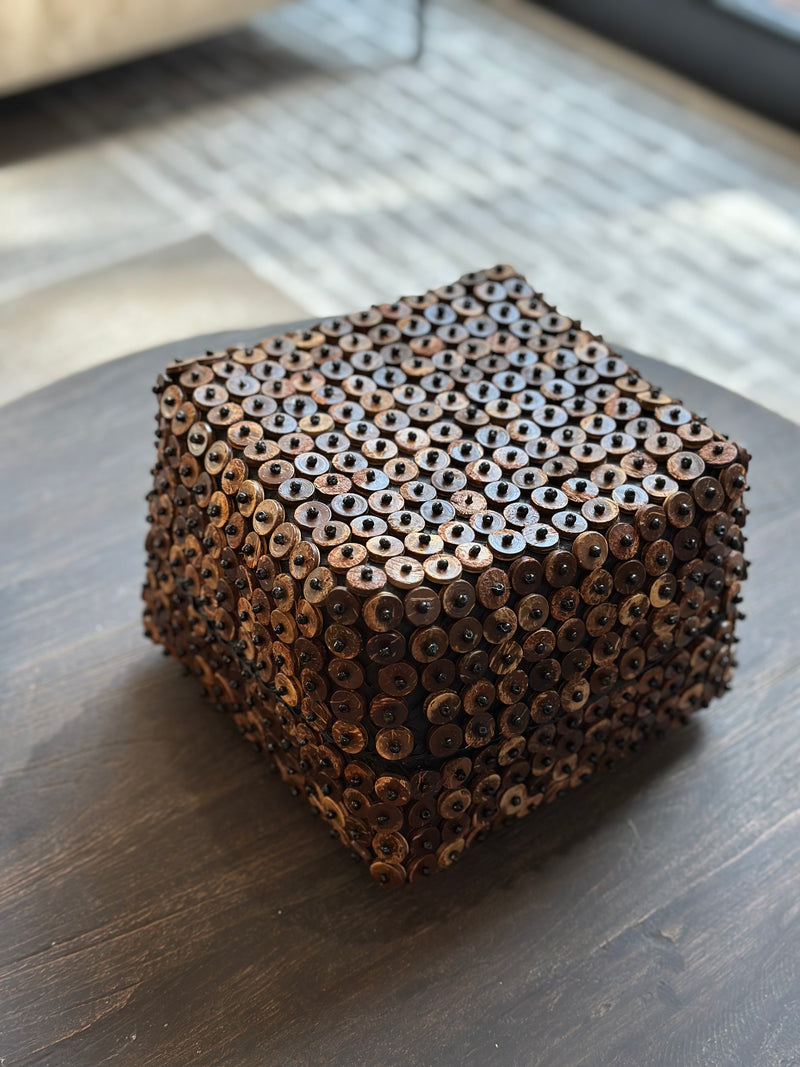 Donkerbruine offermand met houten kraaltjes – 19x19x16 cm