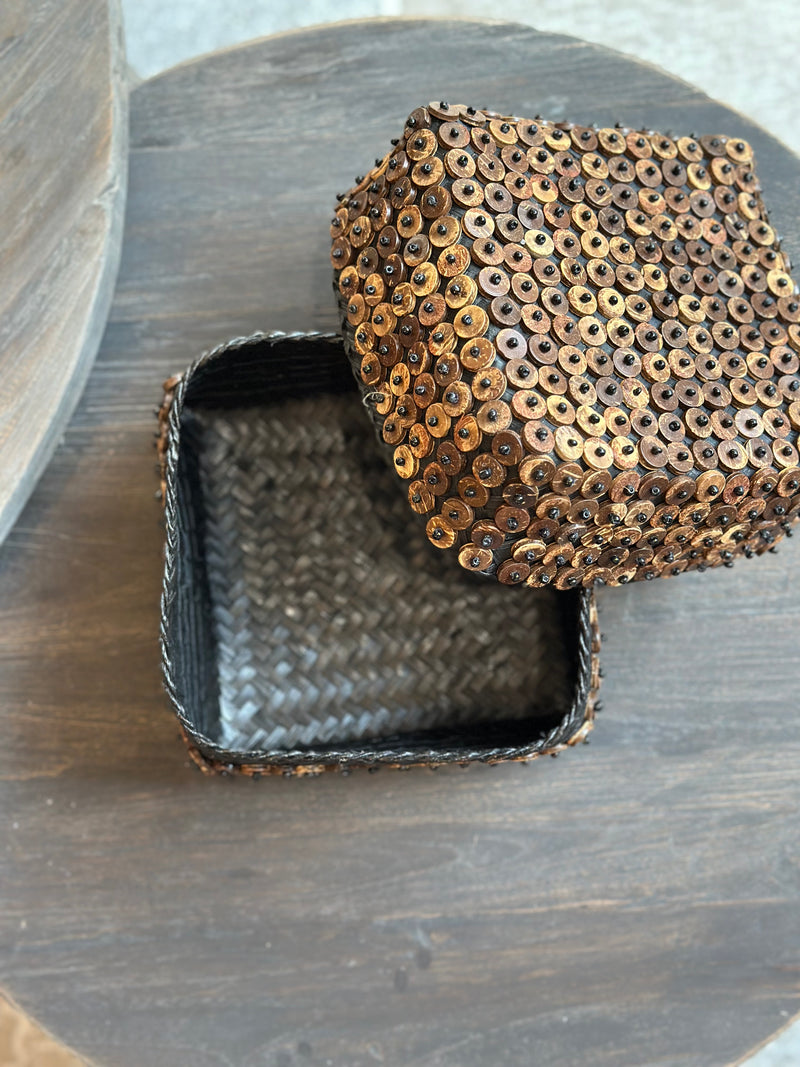 Donkerbruine offermand met houten kraaltjes – 19x19x16 cm