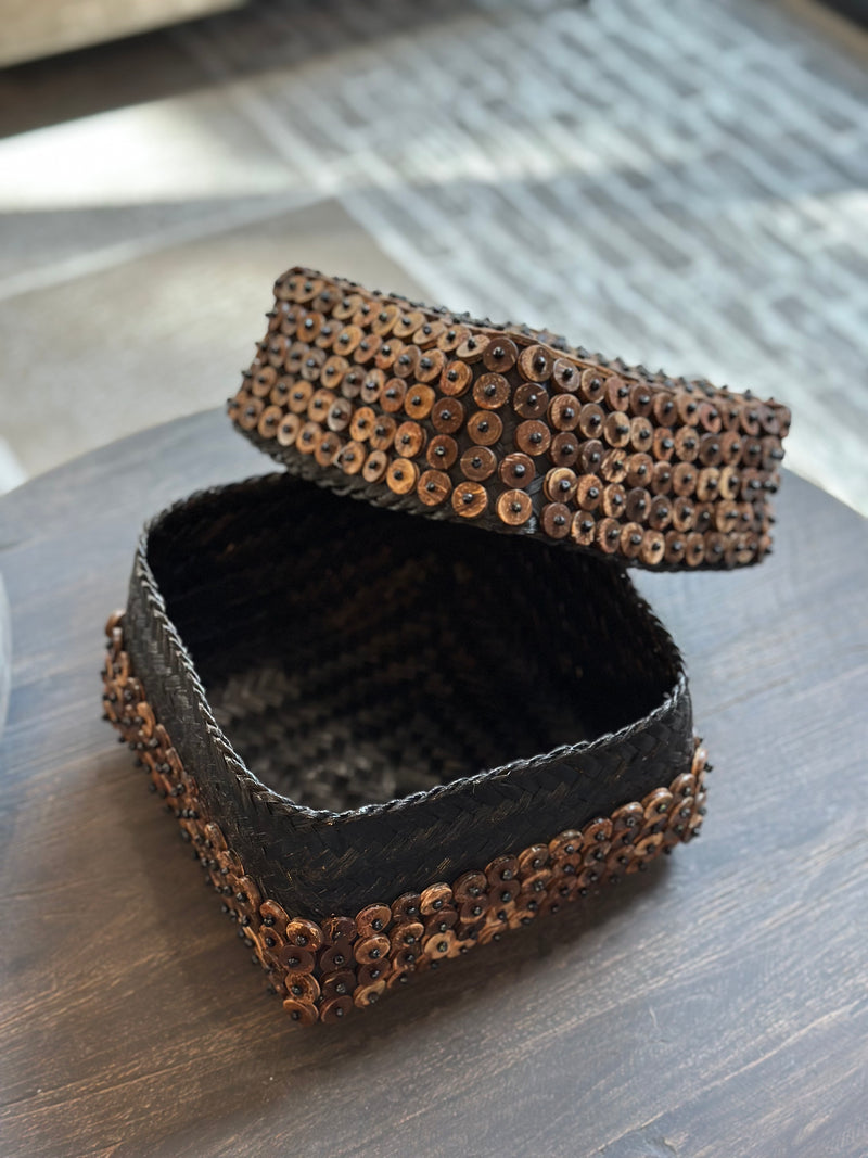 Donkerbruine offermand met houten kraaltjes – 19x19x16 cm