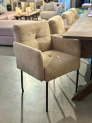 Eetkamerstoel Dox in lichte zandkleurige stof met zwarte metalen poten