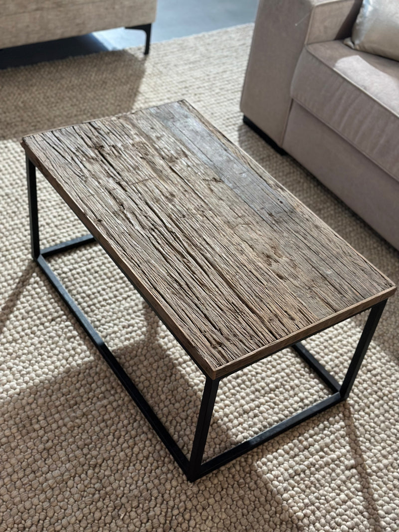 Salontafel van grof hout met zwart metalen onderstel - 40x85x50 cm