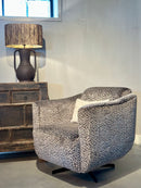 Fauteuil Cindy met zwarte draaipoot in grijs-zwarte panterprint stof - Bocx Interiors