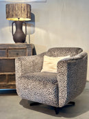 Fauteuil Cindy met zwarte draaipoot in grijs-zwarte panterprint stof - Bocx Interiors