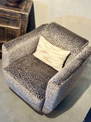 Fauteuil Cindy met zwarte draaipoot in grijs-zwarte panterprint stof - Bocx Interiors