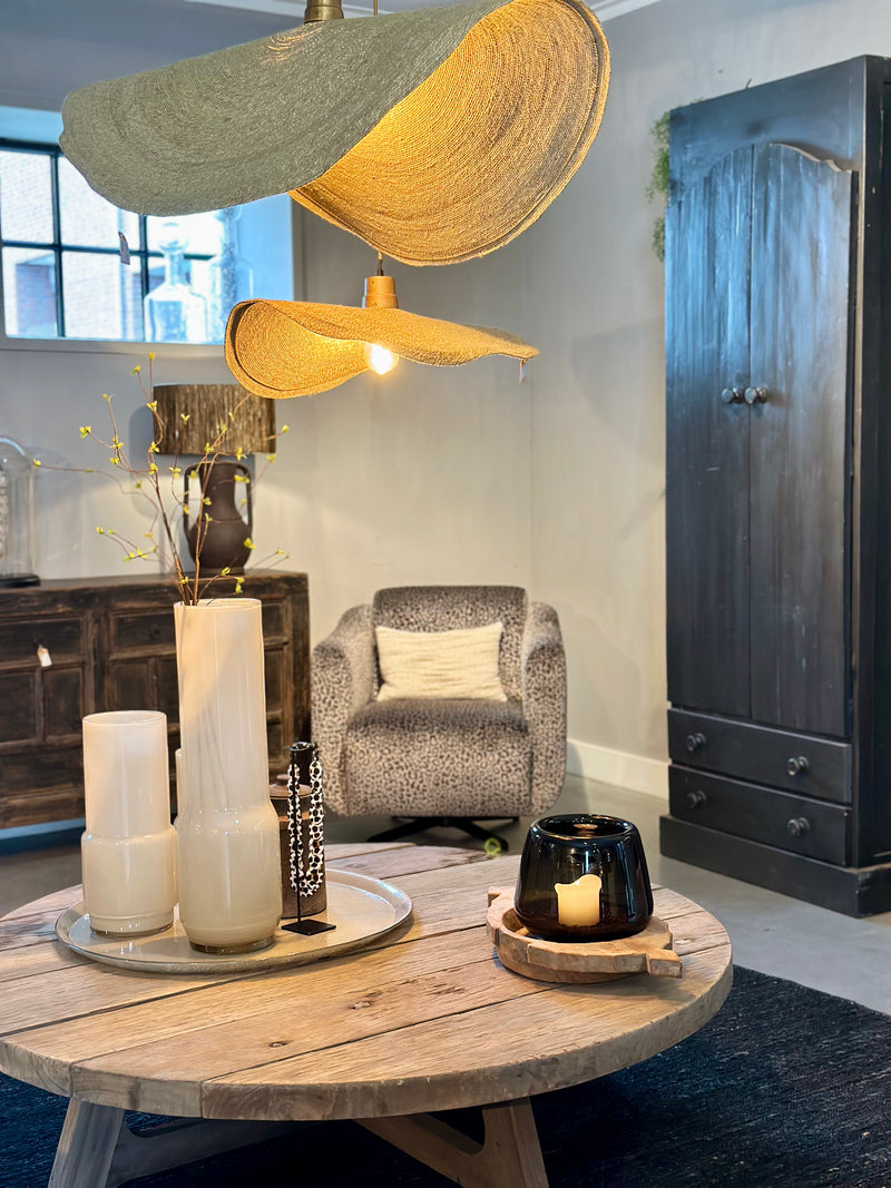 Vergrijsde salontafel met houten poot - 135 cm