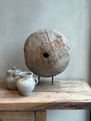 Oud houten katrol op statief