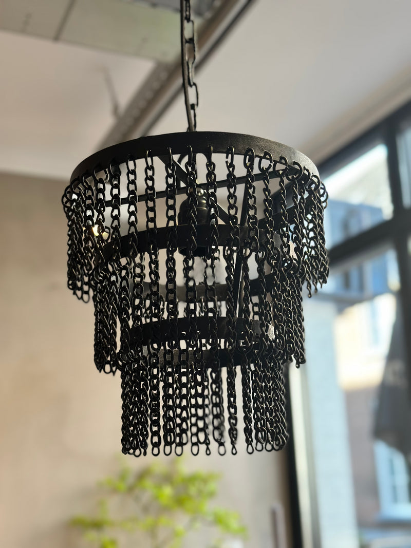 Hanglamp Koosje met zwarte metalen kettinkjes