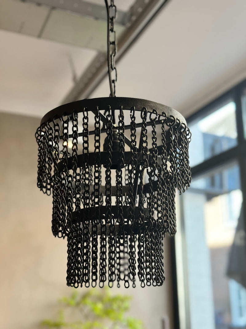 Hanglamp Koosje met zwarte metalen kettinkjes