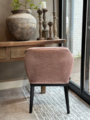 Eetkamerstoel Camilla met armleuning in roze shiny stof - Keijser & Co