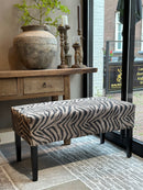 Eetkamerbankje Ben met een zilvergrijze zebra stoffering