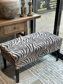 Eetkamerbankje Ben met een zilvergrijze zebra stoffering