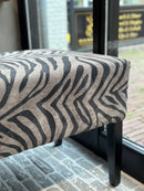 Eetkamerbankje Ben met een zilvergrijze zebra stoffering