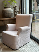 Fauteuil Aafje in een oudroze katoen-linnen stof met losse rok