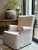 Fauteuil Aafje in een oudroze katoen-linnen stof met losse rok