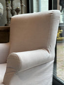 Fauteuil Aafje in een oudroze katoen-linnen stof met losse rok