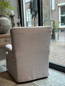 Fauteuil Aafje in een oudroze katoen-linnen stof met losse rok