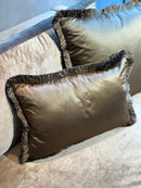 Goudkleurig satijnen kussen met franjes - Dafne Dark Gold CLAUDI - 40x60 cm