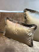 Goudkleurig satijnen kussen met franjes - Dafne Dark Gold CLAUDI - 40x60 cm