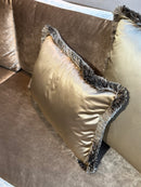 Goudkleurig satijnen kussen met franjes - Dafne Dark Gold CLAUDI - 40x60 cm