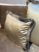 Goudkleurig satijnen kussen met franjes - Dafne Dark Gold CLAUDI - 40x60 cm