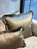 Goudkleurig satijnen kussen met franjes - Dafne Dark Gold CLAUDI - 40x60 cm