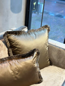 Goudkleurig satijnen kussen met franjes - Dafne Dark Gold CLAUDI - 40x60 cm