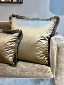 Goudkleurig satijnen kussen met franjes - Dafne Light Gold CLAUDI - 60x60 cm