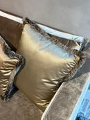 Goudkleurig satijnen kussen met franjes - Dafne Light Gold CLAUDI - 60x60 cm