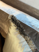 Goudkleurig satijnen kussen met franjes - Dafne Light Gold CLAUDI - 60x60 cm