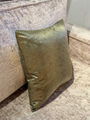 Donkergroen satijnen kussen met koeienhaartjes print - Perla Olive CLAUDI - 45x45 cm