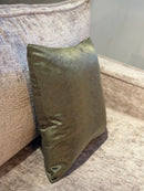 Donkergroen satijnen kussen met koeienhaartjes print - Perla Olive CLAUDI - 45x45 cm