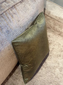 Donkergroen satijnen kussen met koeienhaartjes print - Perla Olive CLAUDI - 45x45 cm